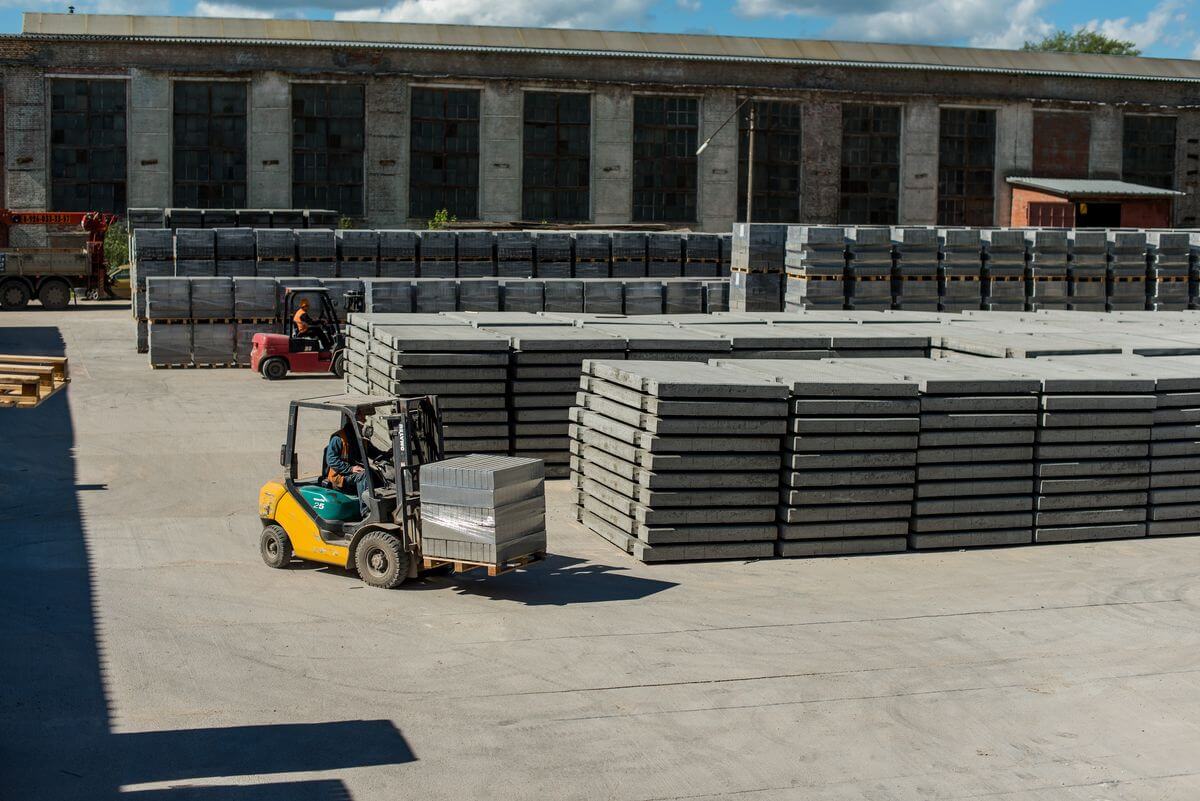 Склад дорожных плит на заводе 